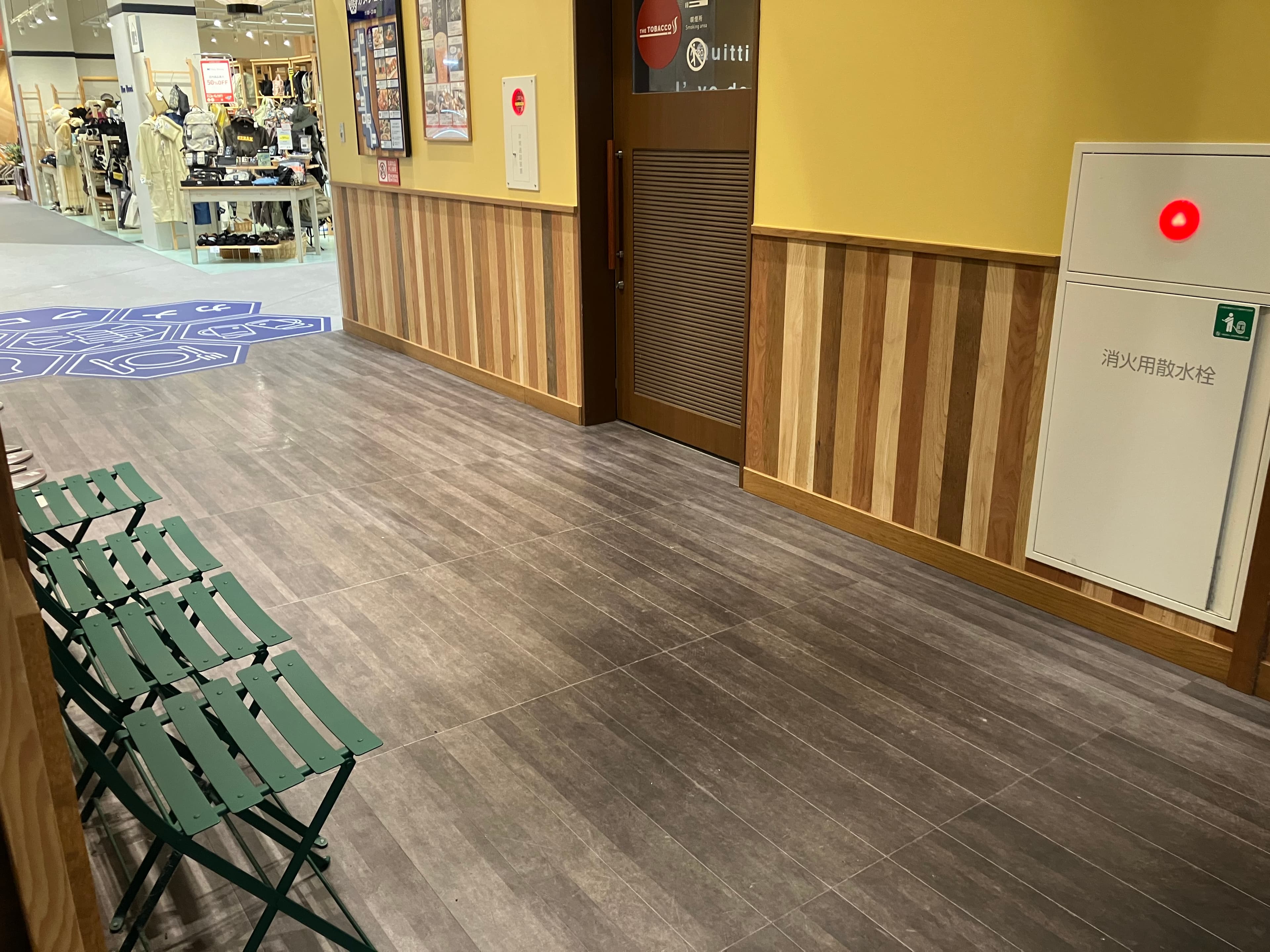 1F喫煙所前 電子タバコなどの販促プロモーションに最適な催事イベントスペース2