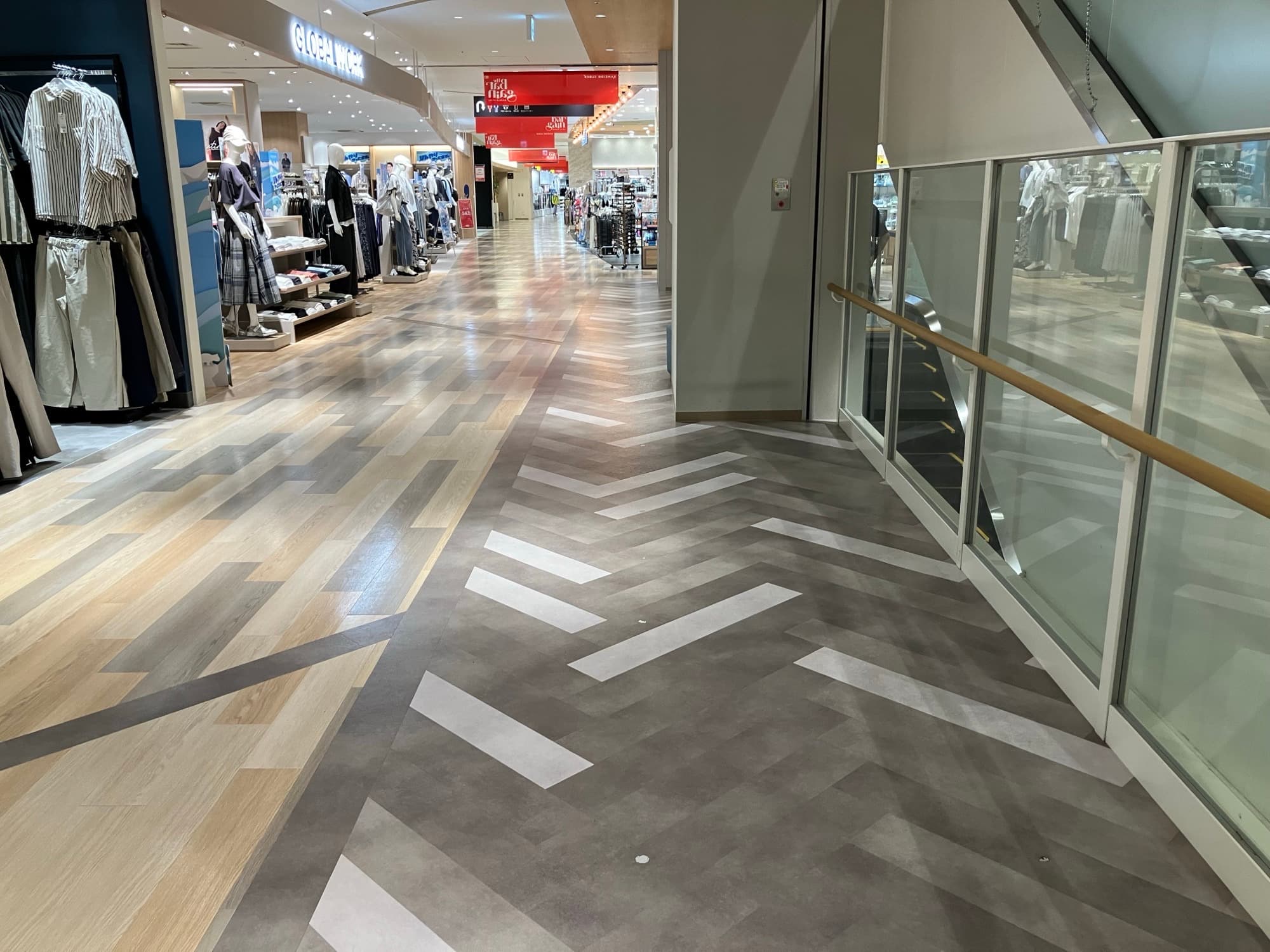 2階エスカレーター横 物販、食物販のポップアップストアや販促プロモーションに最適な催事イベントスペース2