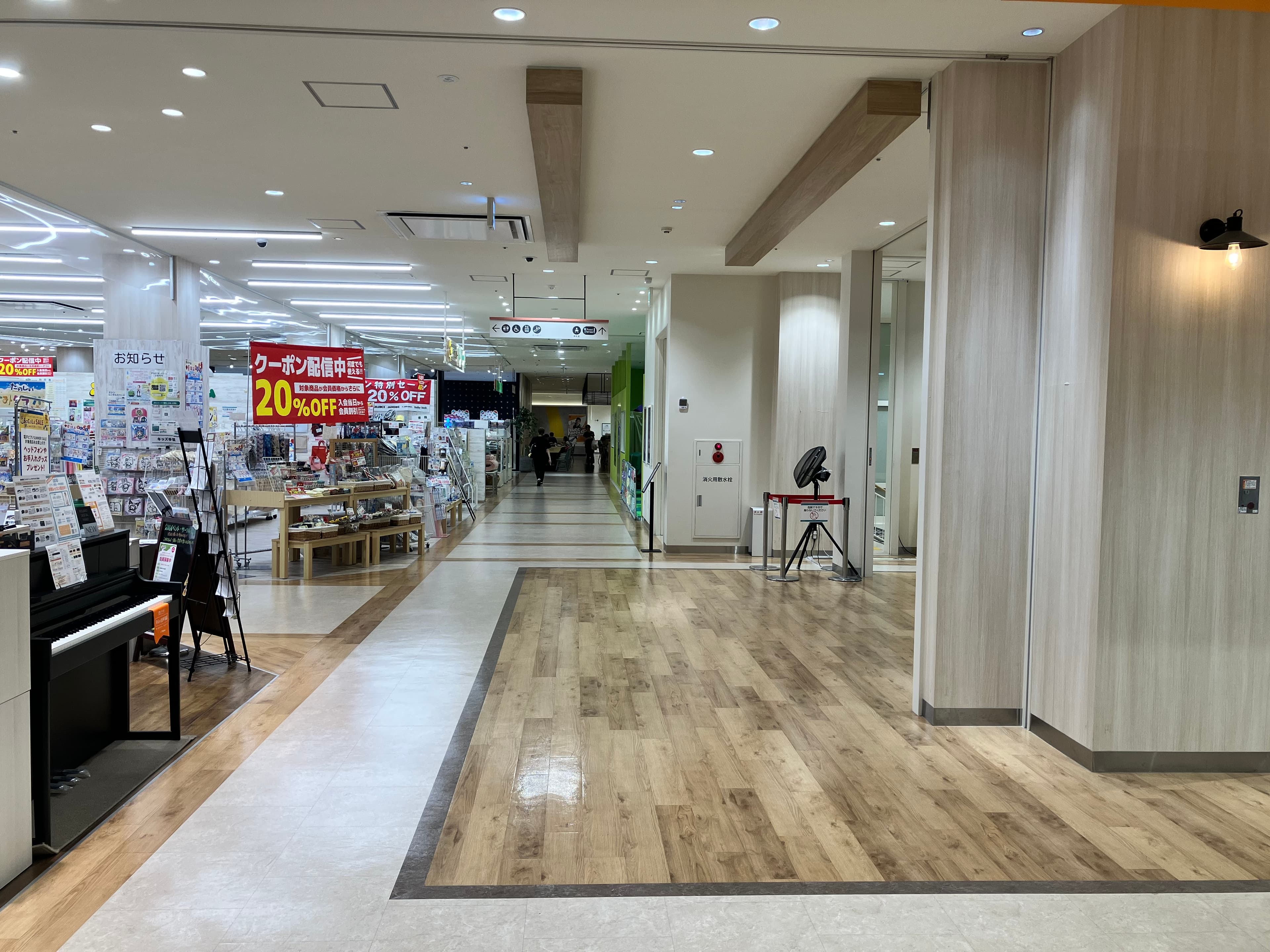 2階中央エスカレーター前 物販、食物販のポップアップストアや販促プロモーションに最適な催事イベントスペース1