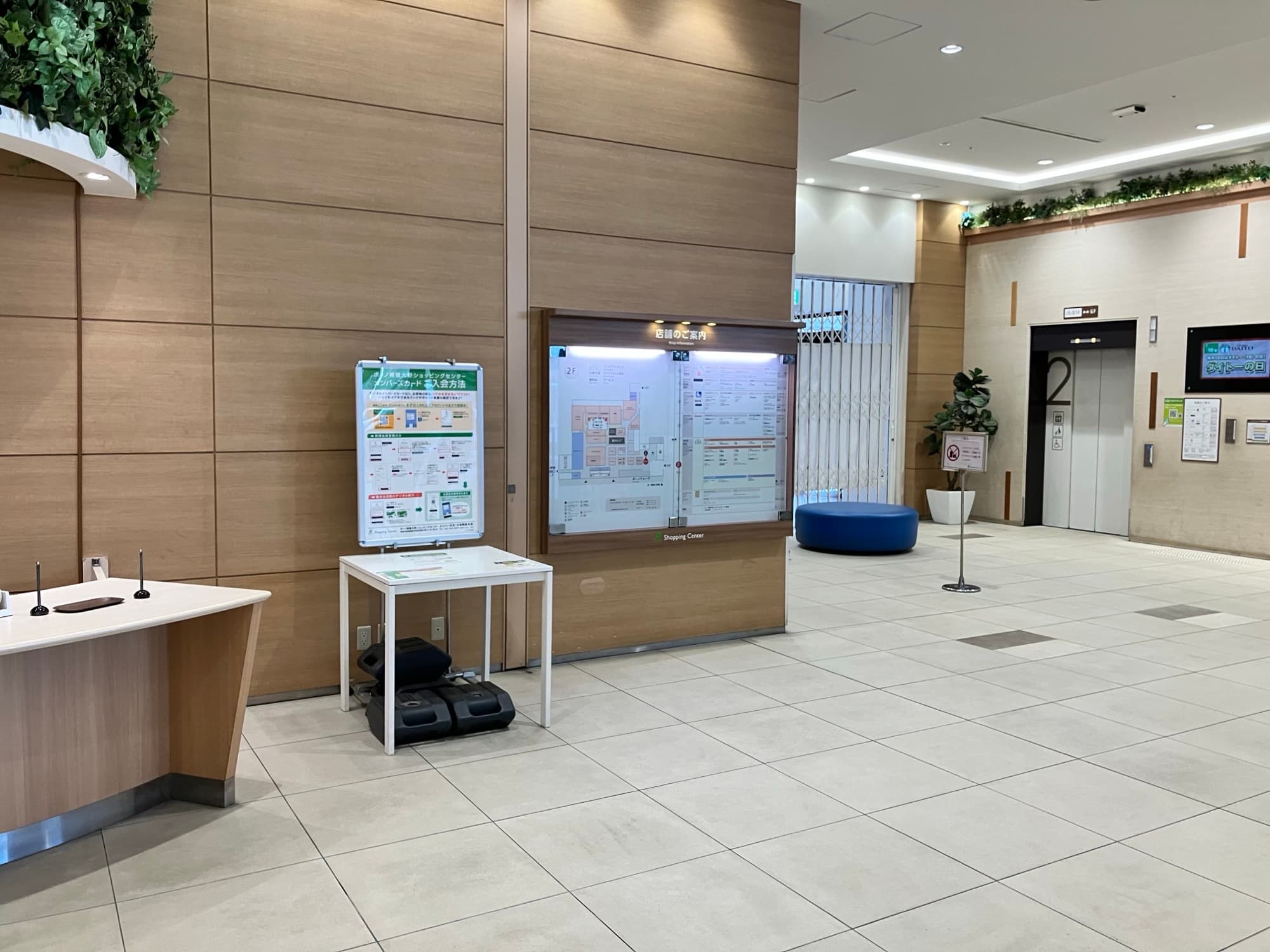 2階インフォメーション横 物販、食物販のポップアップストアや販促プロモーションに最適な催事イベントスペース1