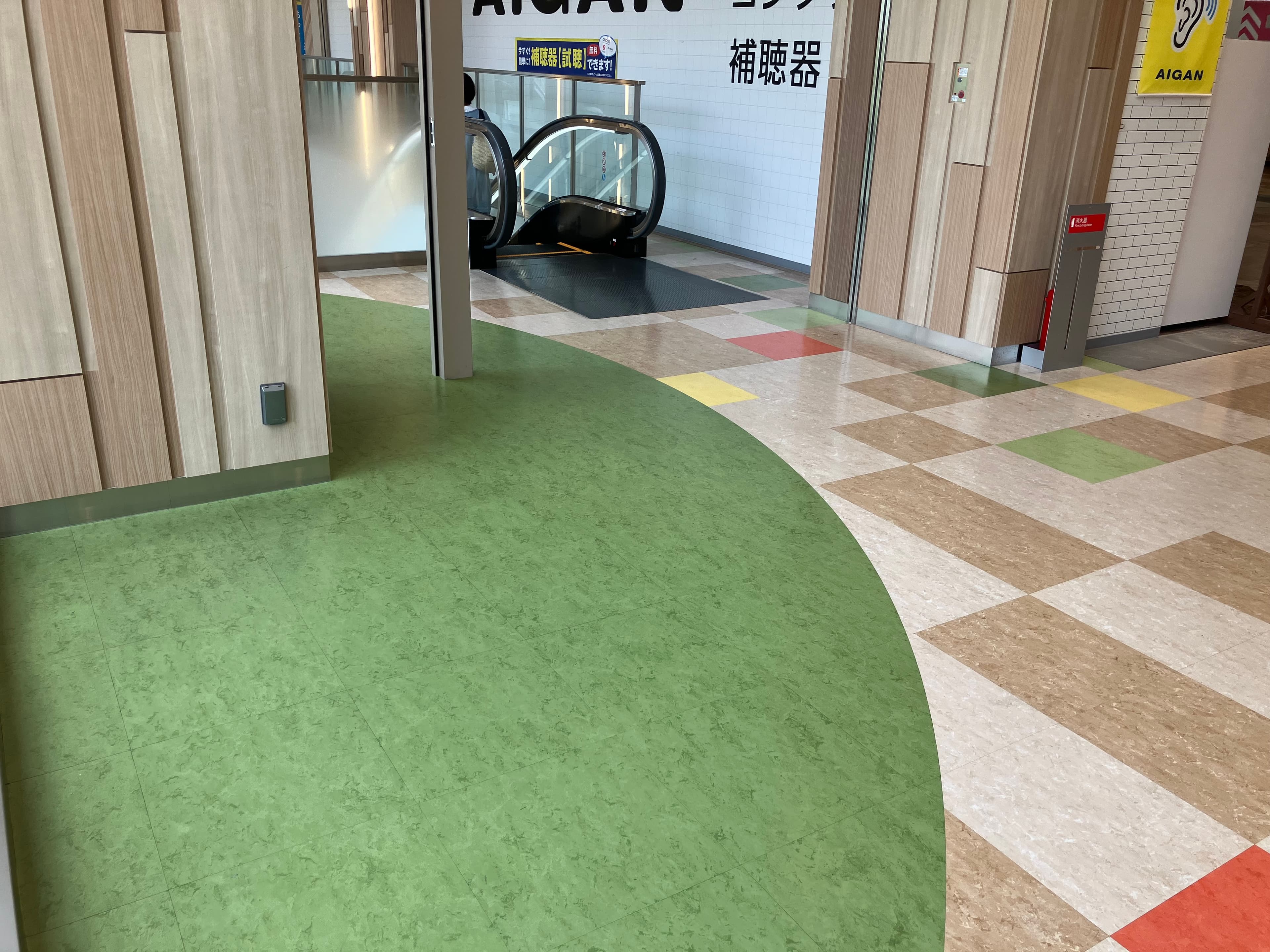 2階下りエスカレーター前 物販、食物販のポップアップストアや販促プロモーションに最適な催事イベントスペース2