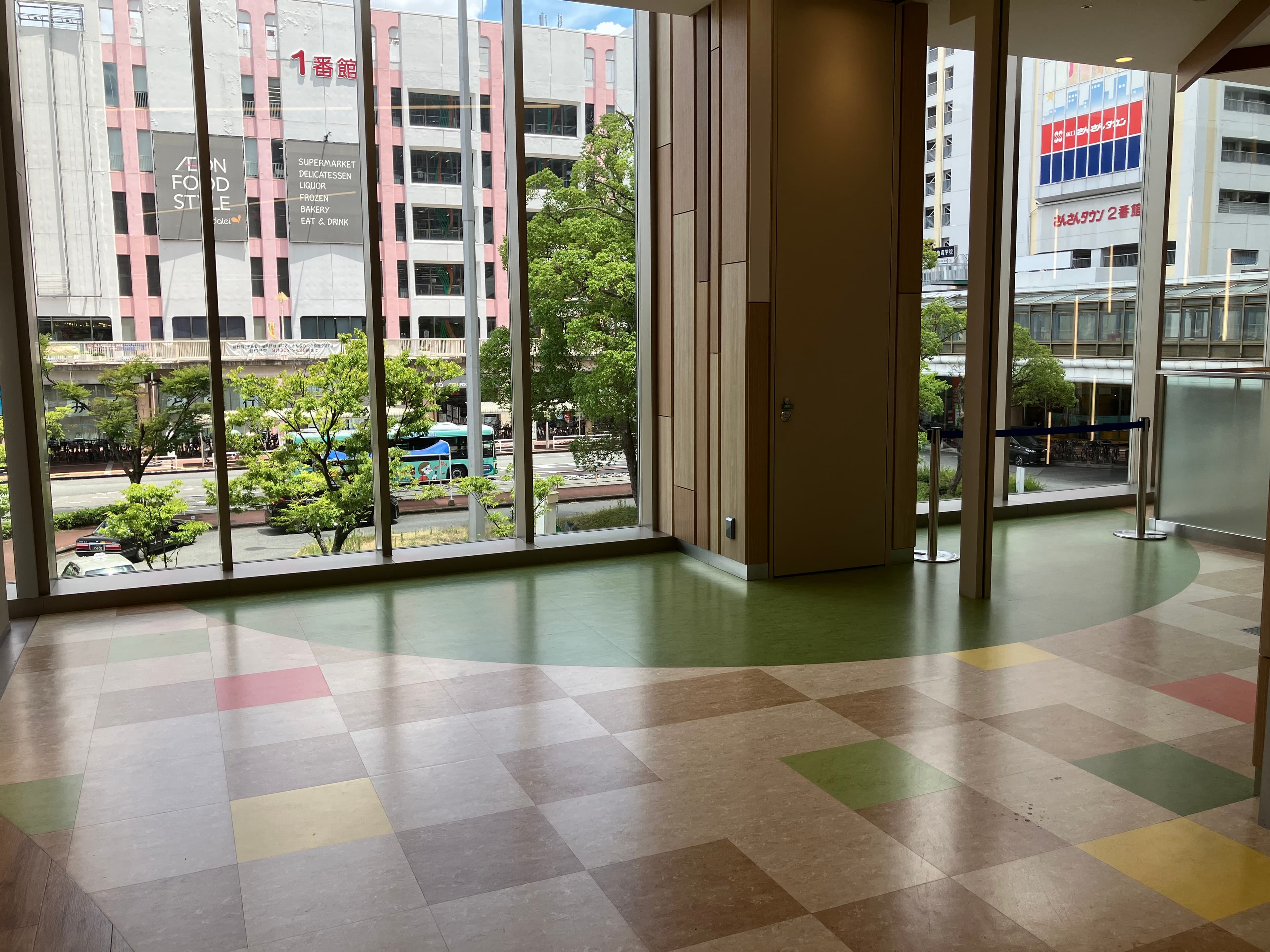 2階下りエスカレーター前 物販、食物販のポップアップストアや販促プロモーションに最適な催事イベントスペース1